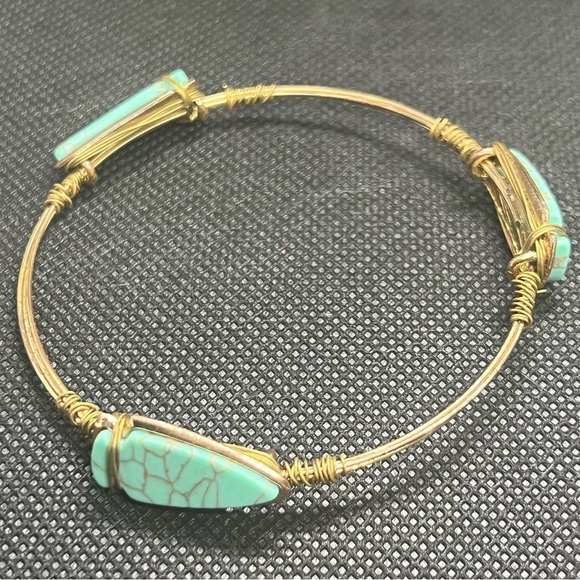 Jewelry - Vintage arrow head bracelet. Brass and turquoise costume bracelet